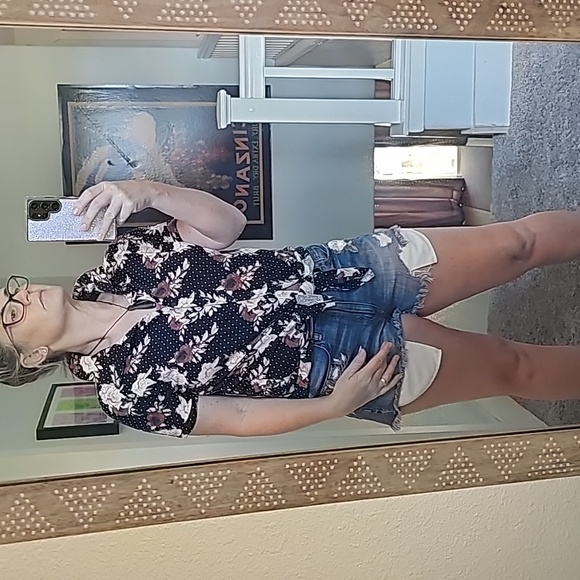 2 STUNNING LULAROE CHARLIE BROWN CHARLIE FLORAL BUTTON UP SHIRTS - Picture 14 of 15